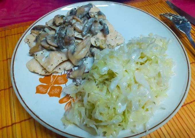 Pechuga de Pollo con Salsa de Champiñones y ensalada Receta de Leito Varez-  Cookpad