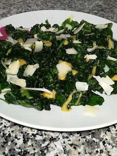Una foto de Ensalada crujiente de espinacas con vinagreta de mostaza y miel