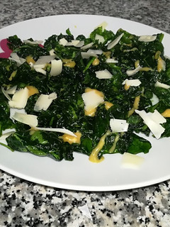 Una foto de Ensalada crujiente de espinacas con vinagreta de mostaza y miel