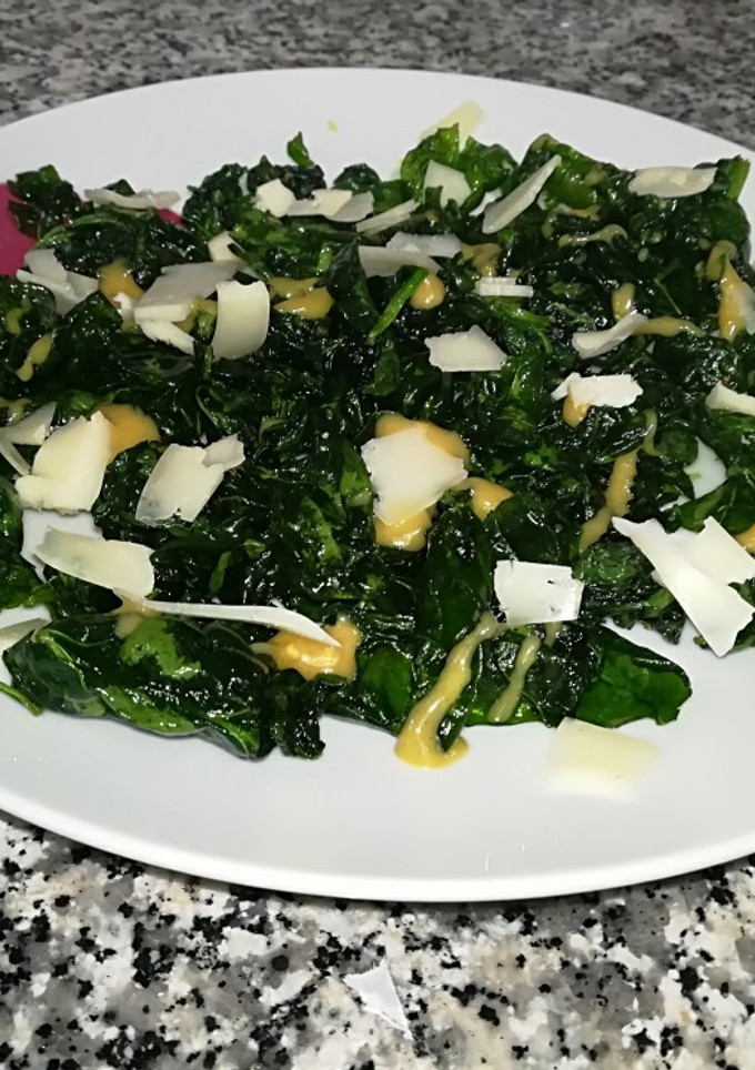 Una foto de Ensalada crujiente de espinacas con vinagreta de mostaza y miel
