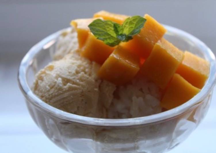 Sweet sticky rice and mango 🍚 🥭 serve with icecream. khao niaow ma muang