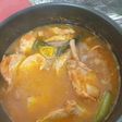Chuleta con hueso en salsa roja