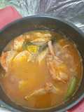 Chuleta con hueso en salsa roja