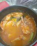 Chuleta con hueso en salsa roja
