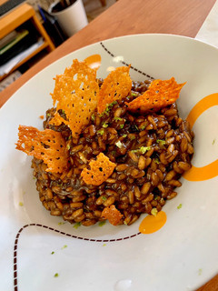 Una foto de Risotto de Ajo Negro
