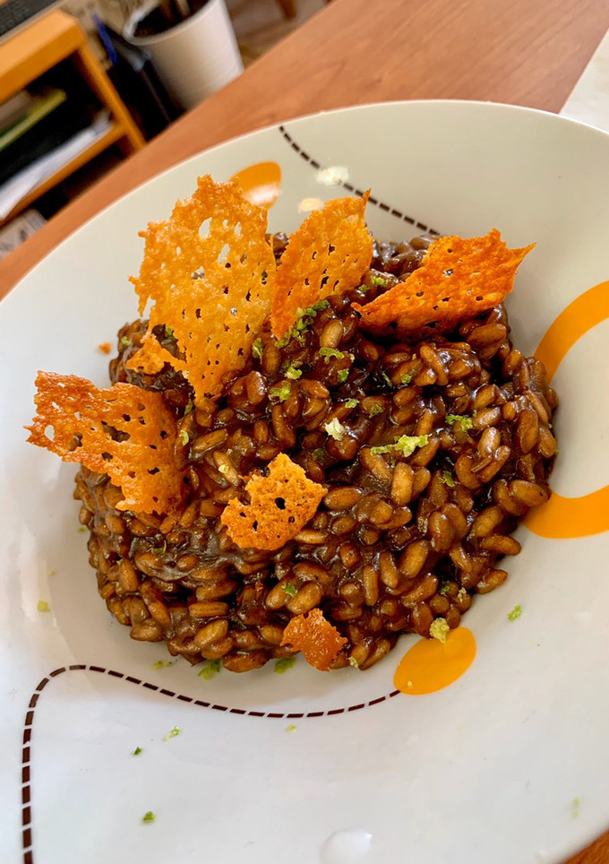 Una foto de Risotto de Ajo Negro