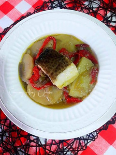 Una foto de Bacalao con patatas infusionado con azafrán y pimientos