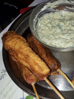 Una foto de Panchos fritos con masa y salsa de ajo