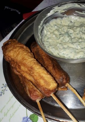 Una foto de Panchos fritos con masa y salsa de ajo