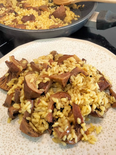 Una foto de Arroz con rovellons o níscalos