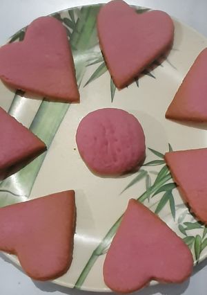 સ્ટ્રોબેરી હાર્ટ કુકીસ (strawberry heart cookies) રેસીપી મુખ્ય ફોટો