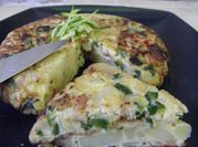 Una foto de tortilla de patata y zapallitos