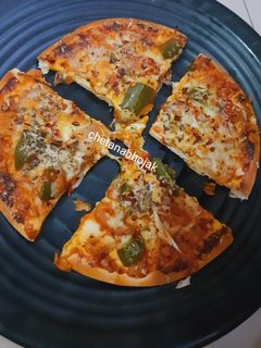 चीजी व्हेज पिझ्झा (Cheesy Veg Pizza Recipe In Marathi) रेसिपी चे मुख्य फोटो