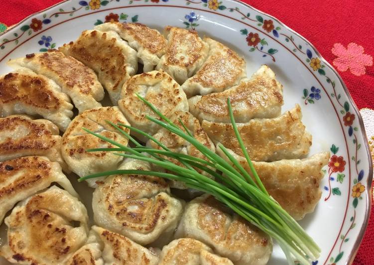 Steps to Serve Yummy Gyoza Chinese Dumplings