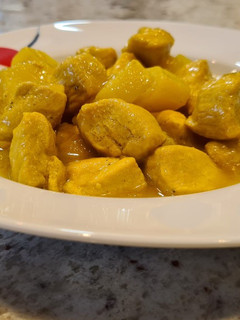 Una foto de Dados de pollo al cava en salsa de cebolla y cúrcuma