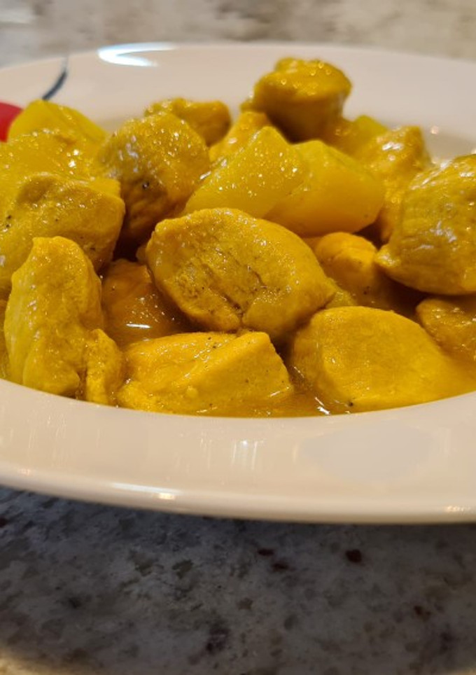 Una foto de Dados de pollo al cava en salsa de cebolla y cúrcuma