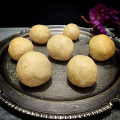A picture of Urad dal laddoo (Suniundalu).