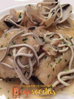 Una foto de Bacalao confitado con gulas y almejas