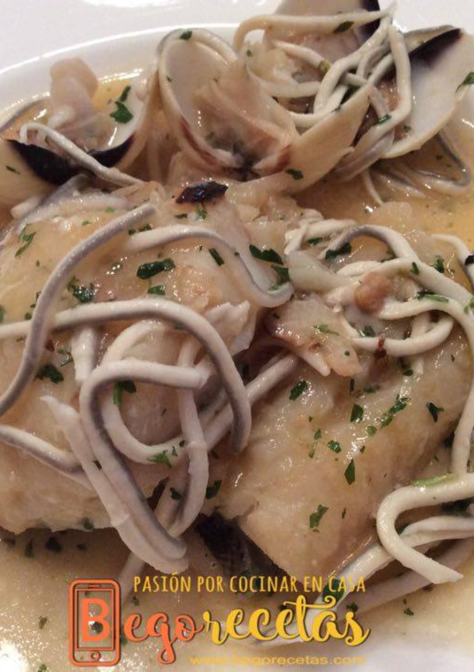 Una foto de Bacalao confitado con gulas y almejas