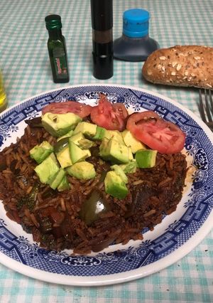 Una foto de Chop suey de verduras y arroz
