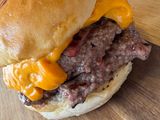 Hambúrguer duplo com bacon e cheddar