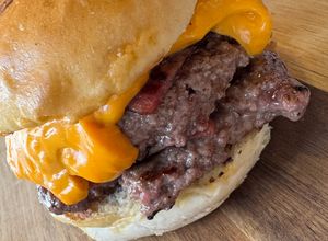 Foto de Hambúrguer duplo com bacon e cheddar
