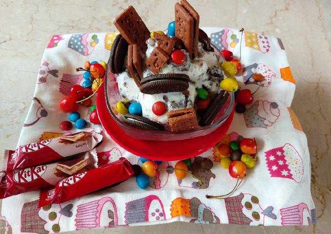 Vanilla ice cream with oreo and bourbon biscuits