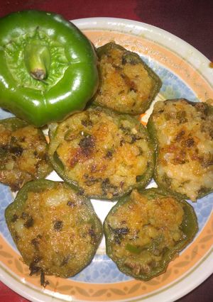 भरवा शिमला मिर्ची(Bharwa shimla mirchi recipe in Hindi) रेसिपी मुख्य फोटो