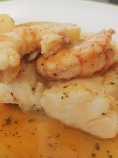 Una foto de Merluza en salsa de langostinos