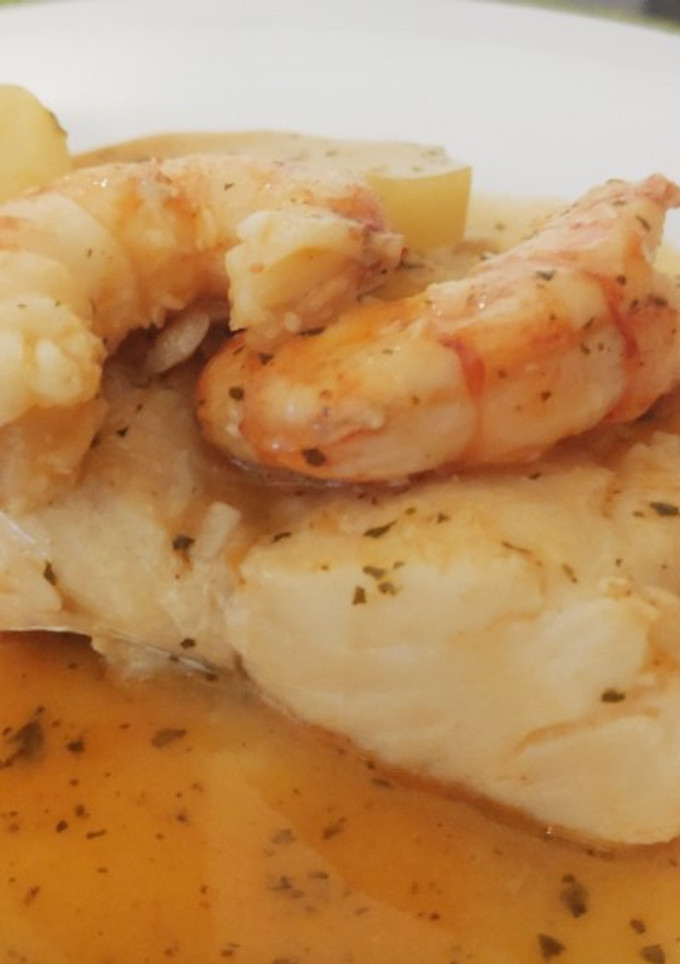 Una foto de Merluza en salsa de langostinos