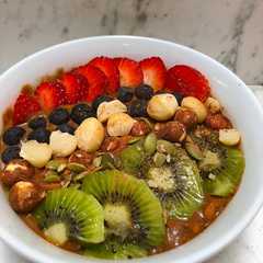 Una foto de Bowl chocolatoso de aguacate 🥑 y maca
