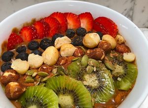 Una foto de Bowl chocolatoso de aguacate 🥑 y maca