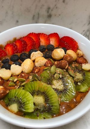 Una foto de Bowl chocolatoso de aguacate 🥑 y maca