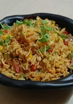 ચીલી ગાર્લિક ફ્રાઇડ રાઈસ (Chili Garlic Fried Rice Recipe In Gujarati) રેસીપી મુખ્ય ફોટો