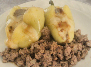 Una foto de Chile güerito relleno de carne molida y queso