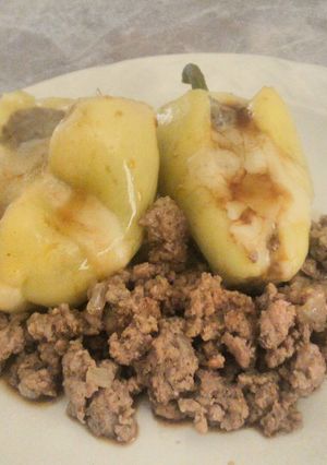 Una foto de Chile güerito relleno de carne molida y queso