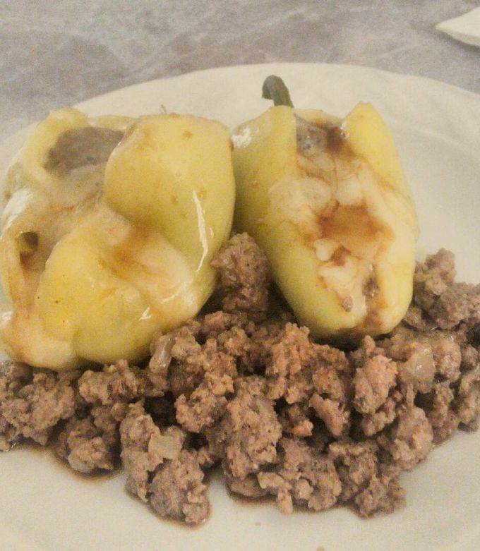 Una foto de Chile güerito relleno de carne molida y queso