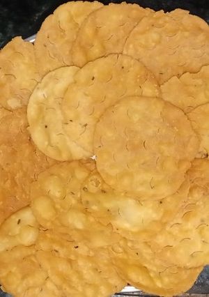 ફરસી પૂરી (Farsi Poori Recipe In Gujarati) રેસીપી મુખ્ય ફોટો