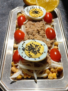 Una foto de Ensalada de  Atún con Garbanzos, Cebolla, Tomates y Limón