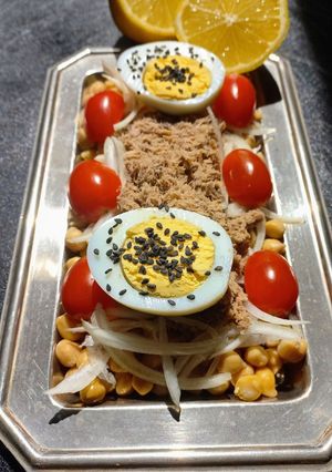 Una foto de Ensalada de  Atún con Garbanzos, Cebolla, Tomates y Limón