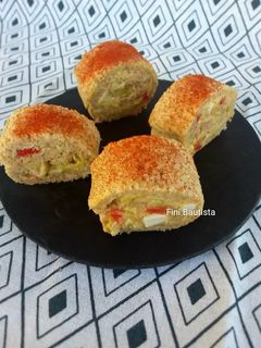Una foto de Rollos de pan de molde con aguacate y atún