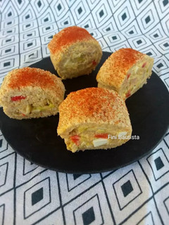Una foto de Rollos de pan de molde con aguacate y atún