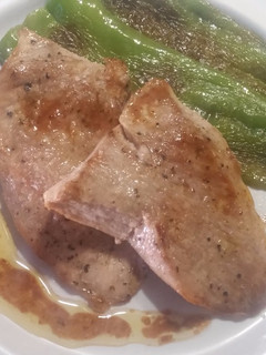 Una foto de Secreto de cerdo con reducción dulce de su jugo y pimiento verde de la huerta