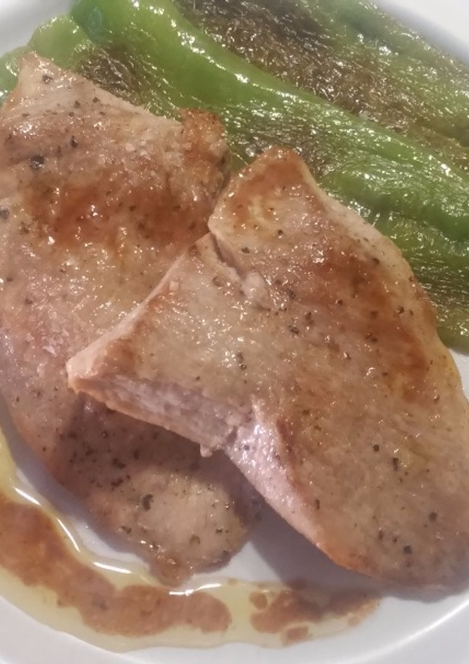 Una foto de Secreto de cerdo con reducción dulce de su jugo y pimiento verde de la huerta