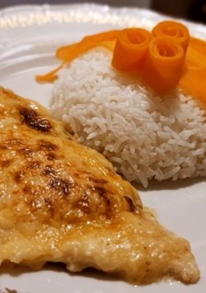 Fokhagymás csirkemell rizzsel és párolt sárgarèpával recept fotója