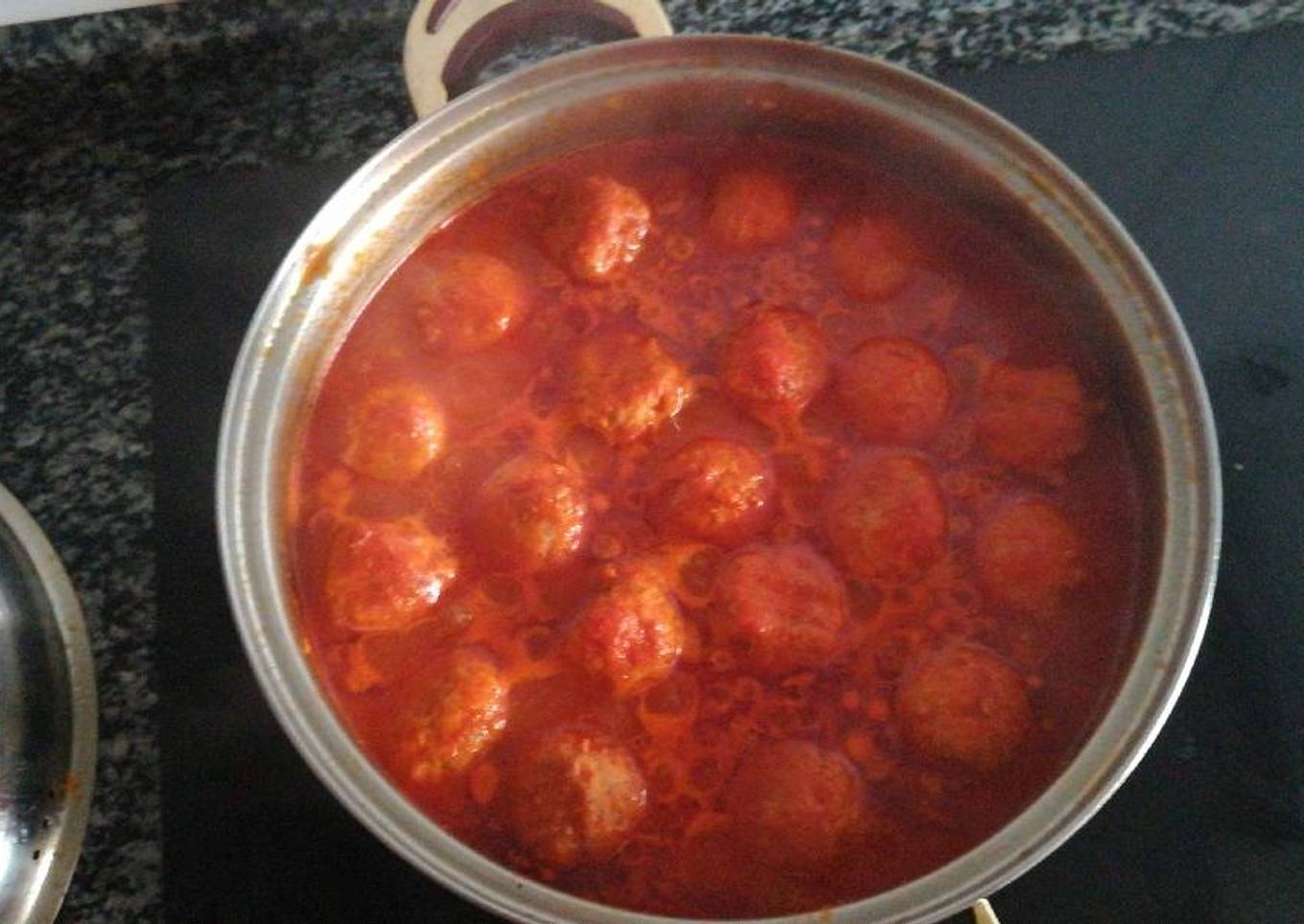 Albóndigas de cerdo con salsa de tomate y zanahoria