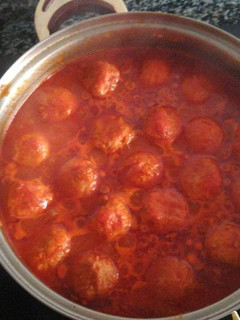 Una foto de Albóndigas de cerdo con salsa de tomate y zanahoria