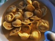 Una foto di cappelletti al prosciutto crudo