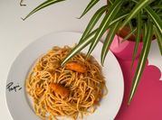 Una foto de pasta con rosada