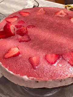 Una foto de Torta helada bavaroise de leche de coco y frutilla